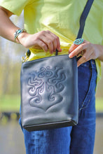 Load image into Gallery viewer, Seram shoulder bag