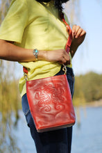 Load image into Gallery viewer, Seram shoulder bag
